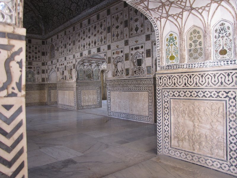 spiegelpaleis_amber fort.jpg - Jai Mandir of spiegelpaleis. Een ruimte waar de wanden en plafond bekleed zijn met duizenen spiegeltjes. Hierdoor werd het licht van olielampen en kaarsen prachtig verspreid.